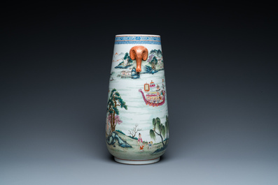 Een Chinese famille rose 'hu' vaas met fijn rivierlandschap, Qianlong merk, Republiek