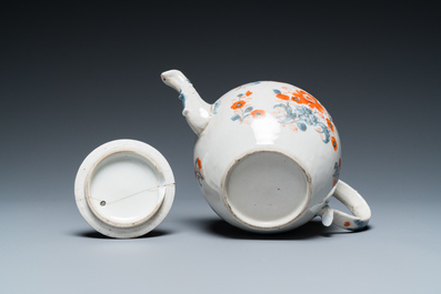 15 Chinese blauw-witte en Imari-stijl schotels en een theepot, Kangxi en later