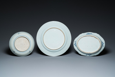 15 Chinese blauw-witte en Imari-stijl schotels en een theepot, Kangxi en later