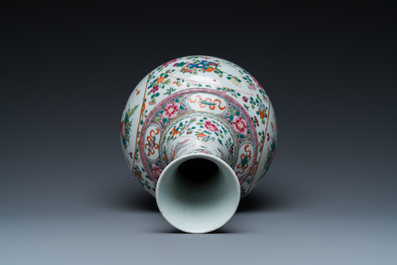 Vase de forme bouteille en porcelaine de Chine famille rose &agrave; d&eacute;cor d'antiquit&eacute;s, marque et &eacute;poque de Guangxu