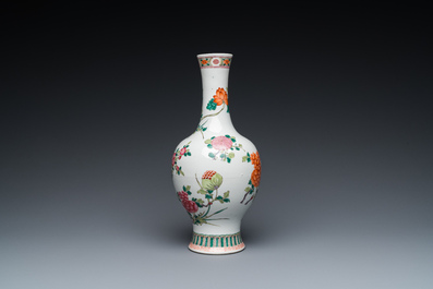 Vase en porcelaine de Chine famille rose &agrave; d&eacute;cor d'un oiseau parmi des branches fleuries, marque de Yongzheng, 19&egrave;me