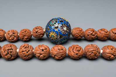 A Chinese Mandarin necklace with enamelled silver and pit carvings in original box, 18/19th C.
