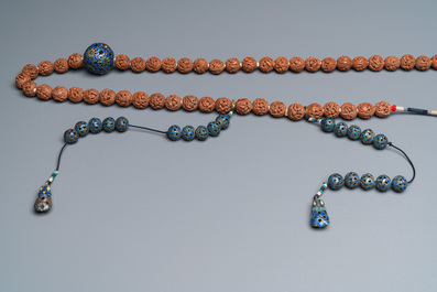 A Chinese Mandarin necklace with enamelled silver and pit carvings in original box, 18/19th C.