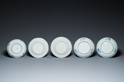 15 Chinese blauw-witte en Imari-stijl schotels en een theepot, Kangxi en later