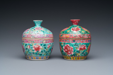 Twee Chinese famille rose 'chupu' dekselkommen voor de Straits of Peranakan markt, 19e eeuw