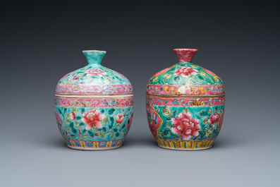Twee Chinese famille rose 'chupu' dekselkommen voor de Straits of Peranakan markt, 19e eeuw