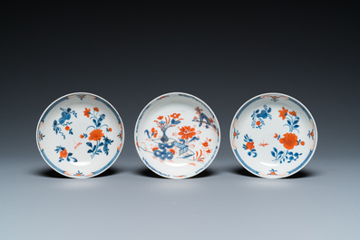 15 Chinese blauw-witte en Imari-stijl schotels en een theepot, Kangxi en later