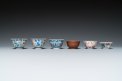 Acht Chinese blauw-witte, famille rose en verte schotels en zes koppen, Kangxi en later