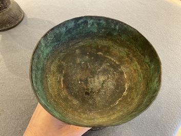 Een paar bronzen rituele 'Dou' vaten, Chenghua, volgens inscriptie gedateerd 1480