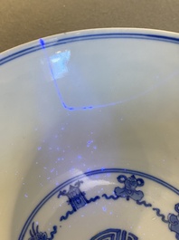 Een Chinese blauw-witte 'Wan Shou Wu Jiang' kom, Qianlong merk en periode