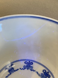 Een Chinese blauw-witte 'Wan Shou Wu Jiang' kom, Qianlong merk en periode