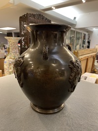 Vase de forme 'hu' en bronze incrust&eacute; d&eacute;cor&eacute; en relief, Chine, marque de Xuande, fin Ming