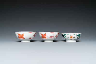 Vier Chinese 'draken' kommen, een schotel en een famille rose bord met verhalend decor, Yongzheng en later