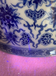 Een Chinese blauw-witte 'Wan Shou Wu Jiang' kom, Qianlong merk en periode