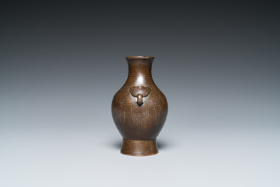 Vase de forme 'hu' en bronze incrust&eacute; d'argent, Chine, 17/18&egrave;me