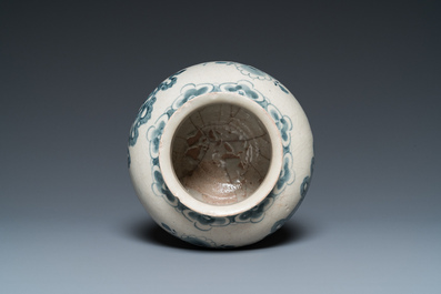 Petit vase en porcelaine de Cor&eacute;e en bleu et blanc, Jos&eacute;on, 19&egrave;me