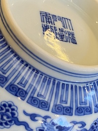 Een Chinese blauw-witte 'Wan Shou Wu Jiang' kom, Qianlong merk en periode