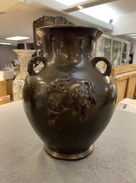 Vase de forme 'hu' en bronze incrust&eacute; d&eacute;cor&eacute; en relief, Chine, marque de Xuande, fin Ming