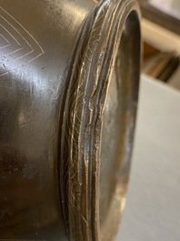 Vase de forme 'hu' en bronze incrust&eacute; d&eacute;cor&eacute; en relief, Chine, marque de Xuande, fin Ming