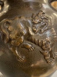 Vase de forme 'hu' en bronze incrust&eacute; d&eacute;cor&eacute; en relief, Chine, marque de Xuande, fin Ming
