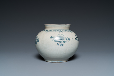 Petit vase en porcelaine de Cor&eacute;e en bleu et blanc, Jos&eacute;on, 19&egrave;me