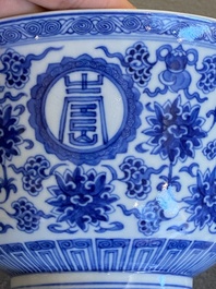 Een Chinese blauw-witte 'Wan Shou Wu Jiang' kom, Qianlong merk en periode