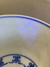 Een Chinese blauw-witte 'Wan Shou Wu Jiang' kom, Qianlong merk en periode