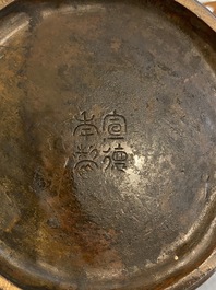 Vase de forme 'hu' en bronze incrust&eacute; d&eacute;cor&eacute; en relief, Chine, marque de Xuande, fin Ming
