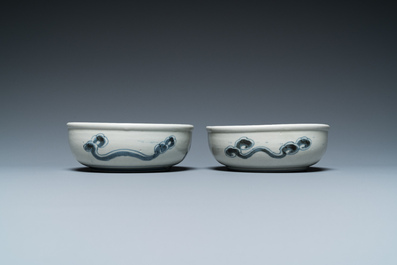 A pair of Japanese blue and white Arita 'dragon' bowls, Edo, 18th C.