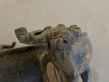 Een Chinese archa&iuml;sche rituele bronzen 'Dui' voedselkom, Periode van de Strijdende Staten