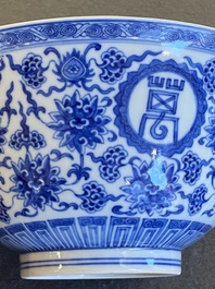 Een Chinese blauw-witte 'Wan Shou Wu Jiang' kom, Qianlong merk en periode
