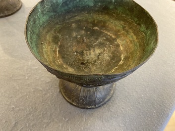 Een paar bronzen rituele 'Dou' vaten, Chenghua, volgens inscriptie gedateerd 1480