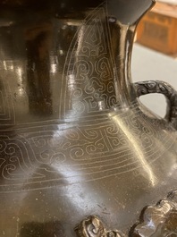 Vase de forme 'hu' en bronze incrust&eacute; d&eacute;cor&eacute; en relief, Chine, marque de Xuande, fin Ming