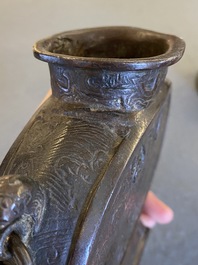 Vase archa&iuml;sant de type 'bianhu' en bronze, Chine, Song/Yuan