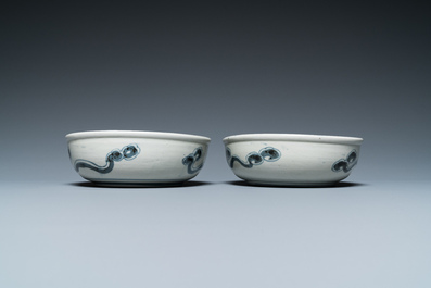 A pair of Japanese blue and white Arita 'dragon' bowls, Edo, 18th C.
