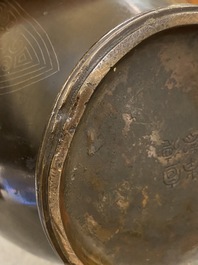 Vase de forme 'hu' en bronze incrust&eacute; d&eacute;cor&eacute; en relief, Chine, marque de Xuande, fin Ming