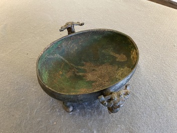Een Chinese archa&iuml;sche rituele bronzen 'Dui' voedselkom, Periode van de Strijdende Staten