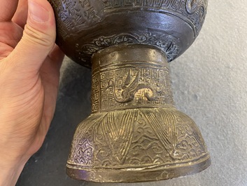 Een paar bronzen rituele 'Dou' vaten, Chenghua, volgens inscriptie gedateerd 1480