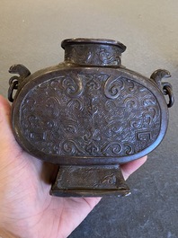 Vase archa&iuml;sant de type 'bianhu' en bronze, Chine, Song/Yuan