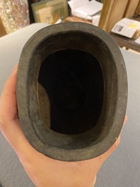 Vase de forme 'hu' en bronze, Chine, Song/Yuan