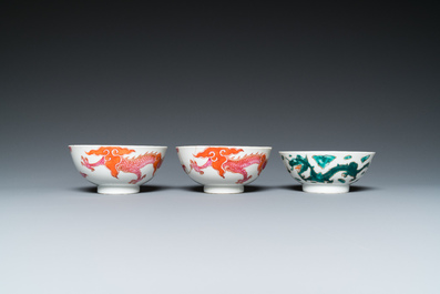 Vier Chinese 'draken' kommen, een schotel en een famille rose bord met verhalend decor, Yongzheng en later