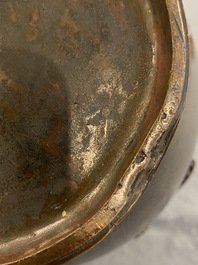 Vase de forme 'hu' en bronze incrust&eacute; d&eacute;cor&eacute; en relief, Chine, marque de Xuande, fin Ming