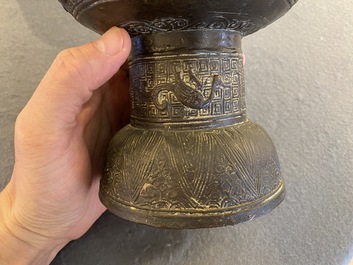 Een paar bronzen rituele 'Dou' vaten, Chenghua, volgens inscriptie gedateerd 1480