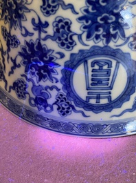 Een Chinese blauw-witte 'Wan Shou Wu Jiang' kom, Qianlong merk en periode