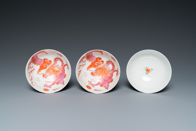Vier Chinese 'draken' kommen, een schotel en een famille rose bord met verhalend decor, Yongzheng en later