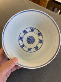 Een Chinese blauw-witte 'Wan Shou Wu Jiang' kom, Qianlong merk en periode