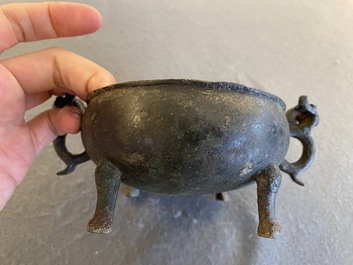 Een Chinese archa&iuml;sche rituele bronzen 'Dui' voedselkom, Periode van de Strijdende Staten