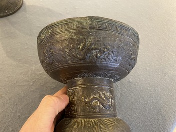 Een paar bronzen rituele 'Dou' vaten, Chenghua, volgens inscriptie gedateerd 1480