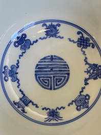 Een Chinese blauw-witte 'Wan Shou Wu Jiang' kom, Qianlong merk en periode