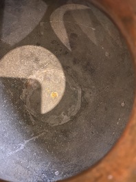 Vase de forme 'hu' en bronze incrust&eacute; d&eacute;cor&eacute; en relief, Chine, marque de Xuande, fin Ming